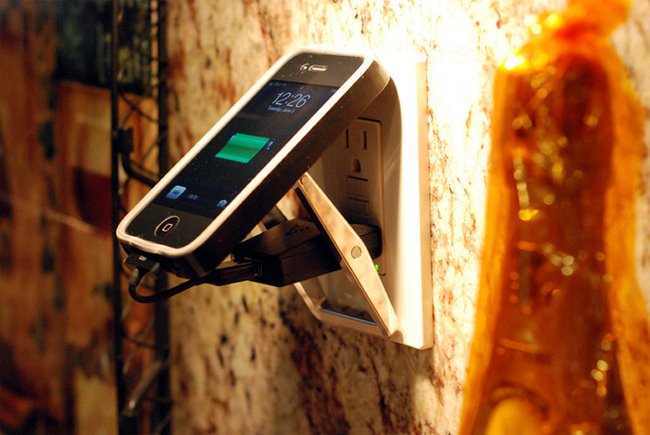 Volt Buckle Smartphone Charger -

New charger called the Volt Buckle created by the CaliBuilt team might just help a few of us with the problem of keeping our smartphones charged while out and about.

The Volt Buckle charger is a handy little device that doubles both as a belt buckle and a smartphone charger.